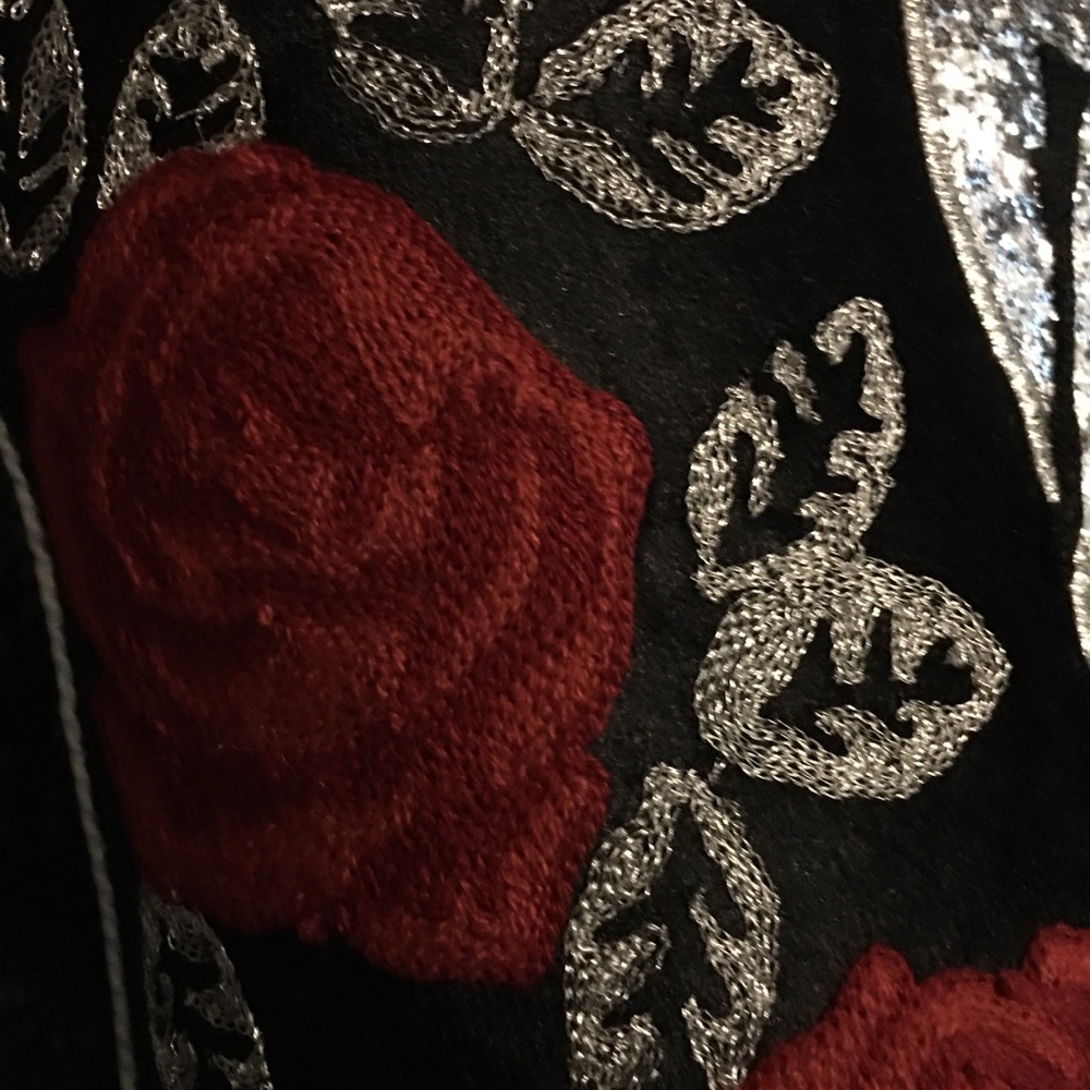 Skull with Roses Pillow - Picture 4 of 7